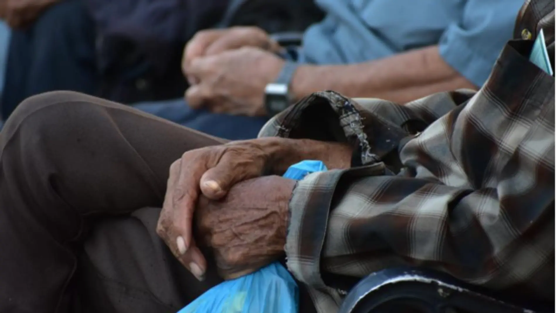 Aunque se cree que es una enfermedad de adultos mayores, también afecta a jóvenes